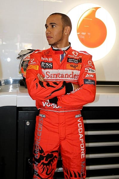 Lewis Hamilton schon bei Ferrari? Nein! Die roten Overalls waren ein reiner PR-Gag von McLaren und wurden nur am Samstag getragen.