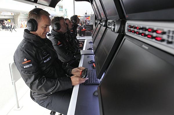 Das sorgte auf den Kommandoständen für Hektik: Hier bei McLaren, ...