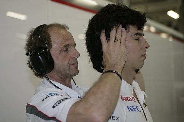 ... Sergio Perez lässt sich von Josef Leberer, dem einstigen Physiotherapeuten von Ayrton Senna, entspannen...
