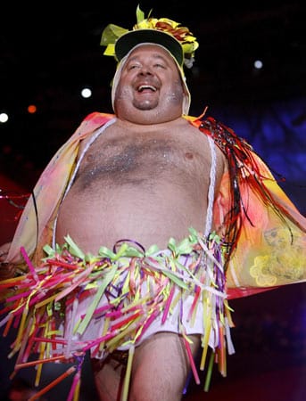 Der Schauspieler frönte schon immer einer Vorliebe für schrille Outfits. ( Der Schauspieler frönte schon immer einer Vorliebe für schrille Outfits. (
