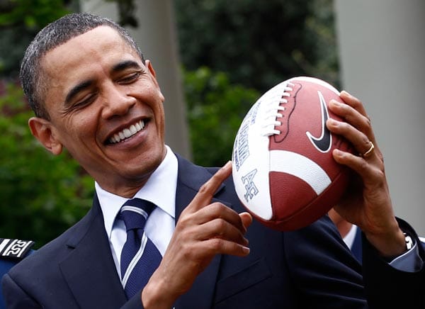 US-Präsident Barack Obama ist eigentlich überzeugter Basketballer. Doch bei der Preisvergabe des "Commander-in-Chief-Pokals" für das Football-Team der Air Force Academy nimmt er auch mal einen Football in die Hand. (