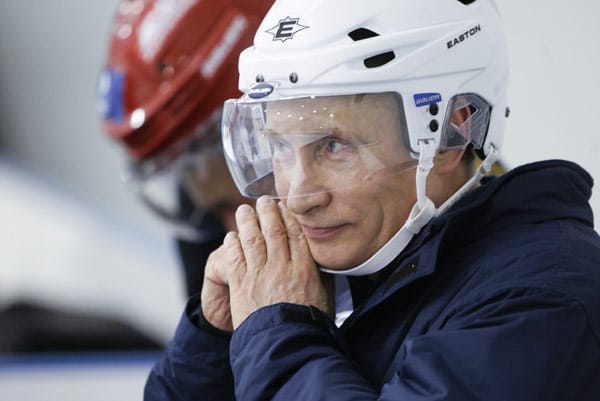 Russlands Premierminister Wladimir Putin mag es gerne hart. So ist es nicht verwunderlich, dass er in Moskau an einem Eishockey-Training teilnimmt. (
