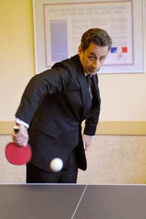 Frankreichs Präsident Nicolas Sarkozy betätigt sich ebenfalls sportlich. Wenn auch nicht ganz so risikofreudig wie Putin. Bei dem Besuch einer Schule in Bagnères-de-Luchon spielt er gegen einen Schüler Tischtennis. (