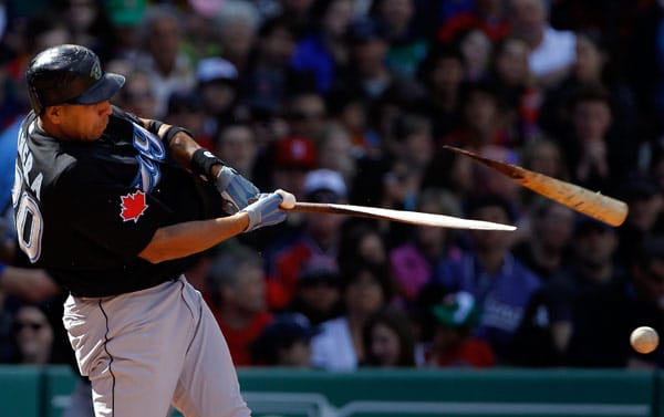 Juan Rivera von den Toronto Blue Jays ist einfach zu mächtig. Im Spiel gegen die Boston Red Sox entzweit er bei einem Foul-Ball seinen Schläger. Am Ende gewinnen die Kanadier auch mit einem Schläger weniger 6:5. (