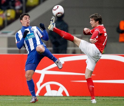Spartak Moskaus Kirill Kombarov (rot) und Cristian Rodriguez vom FC Porto haben bei Mr. Miyagi aufgepasst. Beim Kampf um den Ball zeigen sie ihre Kampfkünste. Das Team aus Portugal kann sich durchsetzen. Sie ziehen ins Halbfinale der Europa League ein. (