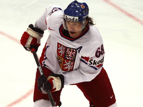In Tschechien ist er einer der großen Sportstars: Jaromir Jagr gewann vor 20 Jahren (!) mit den Pittsburgh Penguins das erste Mal den Stanley Cup. Der 39-Jährige holte im Eishockey alles, was es zu gewinnen gibt: Olympia-Gold 1998, Weltmeister 2005 und 2010. Im Jahr 2006 erzielte er sein 600. Tor in der NHL und ist seitdem der erfolgreichste europäische Torjäger. Derzeit steht er in der KHL für Avangard Omsk auf dem Eis. (
