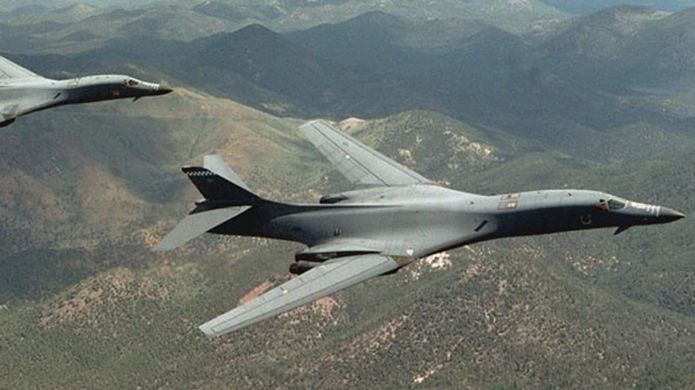 Die Rockwell B-1 Lancer: Der Langstrecken-Bomber mit Schwenkflügeln kann mit Überschallgeschwindigkeit (bis zu 1220 km/h) bis zu 11.998 Kilometer weit fliegen. Die erste in Serie produzierte B-1B flog 1984. Die B-1 fliegt auch heute noch und ist laut U.S. Airforce das Rückgrat ihrer Langstrecken-Bomberflotte, da sie das größte Ladegewicht an Waffen aufnehmen kann: Das maximale Startgewicht beträgt 216.634 Kilogramm (