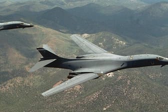 Die Rockwell B-1 Lancer: Der Langstrecken-Bomber mit Schwenkflügeln kann mit Überschallgeschwindigkeit (bis zu 1220 km/h) bis zu 11.998 Kilometer weit fliegen. Die erste in Serie produzierte B-1B flog 1984. Die B-1 fliegt auch heute noch und ist laut U.S. Airforce das Rückgrat ihrer Langstrecken-Bomberflotte, da sie das größte Ladegewicht an Waffen aufnehmen kann: Das maximale Startgewicht beträgt 216.634 Kilogramm (