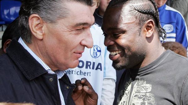 Gerald Asamoah hat gleich zwei Spitzenamen. Beim FC St. Pauli wird der bullige Stürmer "Asa" gerufen. Beim FC Schalke 04 bekam der ehemalige Nationalspieler den Spitzenamen "Blondi" verpasst. "Die Schalker Fans haben mich Blondie gerufen, weil mich der frühere Manager Rudi Assauer mal im Spaß so nannte", klärt Asamoah auf.