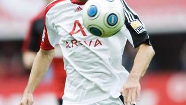 Vom Querdenker zum ewigen Talent. "Mozart" alias Thomas Broich hat mittlerweile sein Glück in Australien gefunden - der Durchbruch in der Bundesliga blieb im verwehrt. "Als junger Spieler habe ich mich noch geschmeichelt gefühlt, wenn ich als Intellektueller oder Feingeist dargestellt wurde. Und das nur, weil ich angegeben hatte, auch gerne klassische Musik zu hören. Irgendwann habe ich es gehasst, immer nur als "Mozart" verschrien zu werden“, wird Broich bei "Bild.de" zitiert.