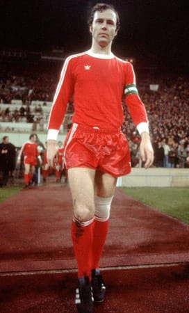 Der wohl bekannteste Spitzname im deutschen Fußball: Franz Beckenbauer wird auch als "Kaiser" bezeichnet. Die "Bildzeitung" betitelte Beckenbauer im Jahre 1969 als "Kaiser der Nation" in Anlehnung an seinen Doppelpasspartner Gerd Müller, den "Bomber der Nation".