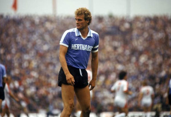 Hertha-Abwehrspieler Uwe Kliemann wurde aufgrund seiner Körpergröße (1,96 m) von den Fans liebevoll "der Funkturm" gerufen.