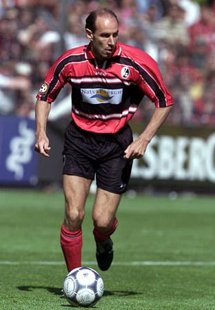 Er trug in den 90er Jahren 233 mal das Trikot des SC Freiburg und hat seinen Spitznamen seinem Nachnamen zu verdanken. Denn Ralf Kohl war der Kanzler.