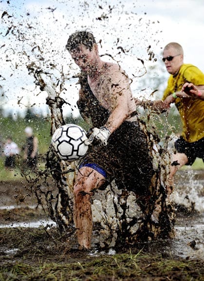 Die verrücktesten Sportarten: Sumpf-Fußball. ( Die verrücktesten Sportarten: Sumpf-Fußball. (