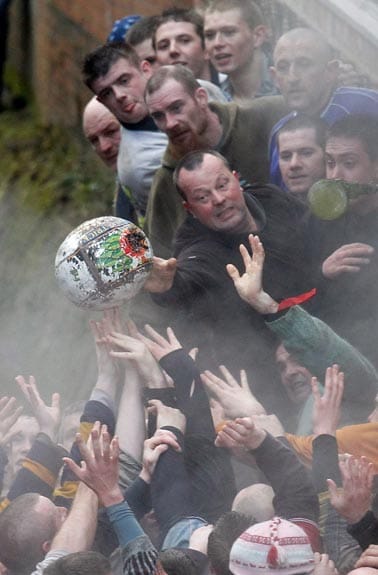 Die verrücktesten Sportarten: Shrovetide Fußball. ( Die verrücktesten Sportarten: Shrovetide Fußball. (