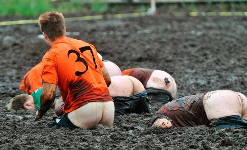 Die verrücktesten Sportarten: Sumpf-Fußball. ( Die verrücktesten Sportarten: Sumpf-Fußball. (