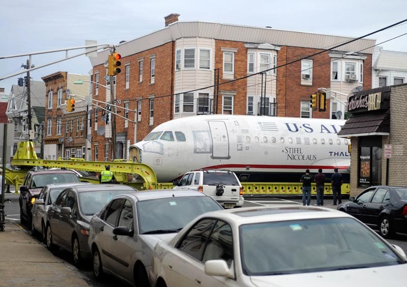 Das Flugzeug vom Hudson River beginnt seine Reise ins Museum. (