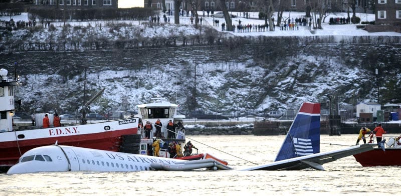 Das Flugzeug vom Hudson River beginnt seine Reise ins Museum. (