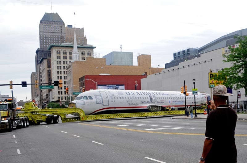 Das Flugzeug vom Hudson River beginnt seine Reise ins Museum. (