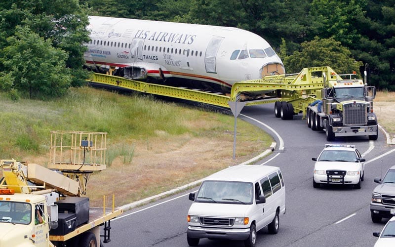 Das Flugzeug vom Hudson River beginnt seine Reise ins Museum. (