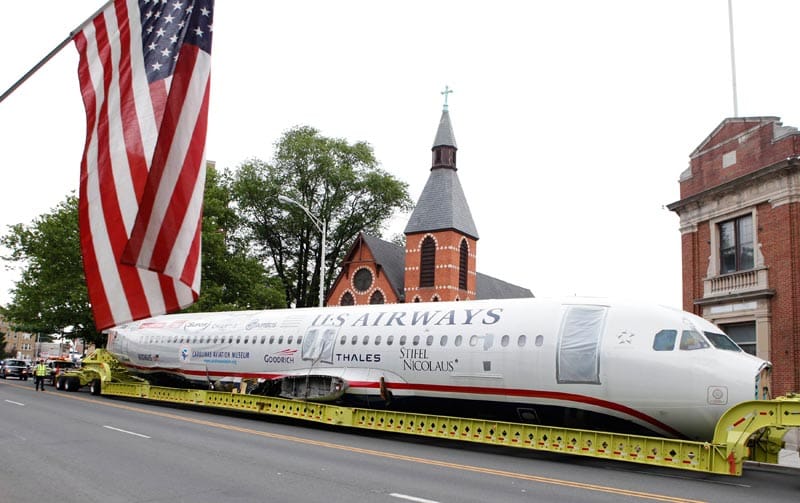 Das Flugzeug vom Hudson River beginnt seine Reise ins Museum. (