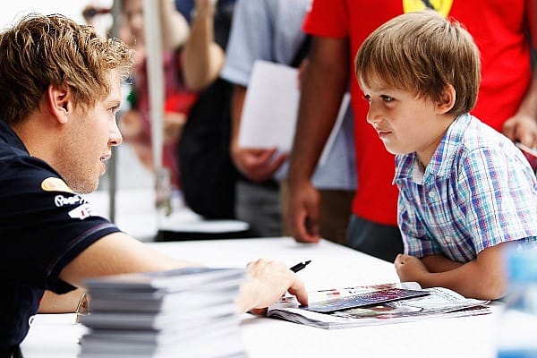 Immer ein Herz für seine kleinsten Fans: Sebastian Vettel bei der Autogrammstunde am Donnerstag.