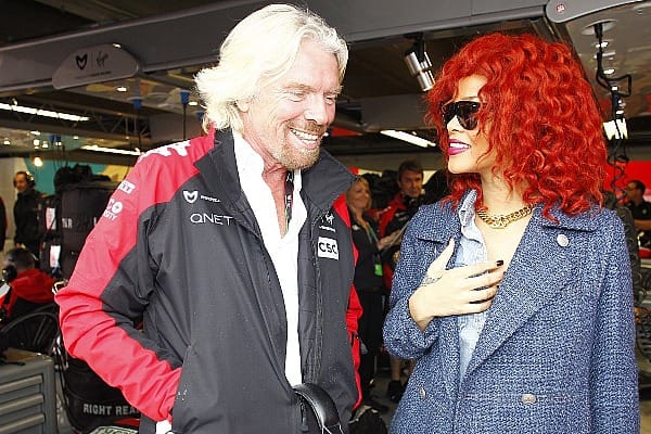 Virgin-Legende Richard Branson, mit seinem Team noch nicht sonderlich erfolgreich, macht Popstar Rihanna schöne Augen. Am Sonntag ließ sich die Sängerin von Lewis Hamilton durch die McLaren-Box führen - natürlich mit einem Gläschen Wein in der Hand.