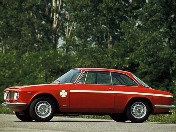 1962 - Alfa Romeo Giulia: Bis 1978 wurde die Mittelklasse-Baureihe produziert. Neben einer Limousine und einem Cabriolet hatte Alfa Romeo auch ein Coupé im Angebot. Unser Bild zeigt die von Bertone entworfene Sprint GT-Variante. (