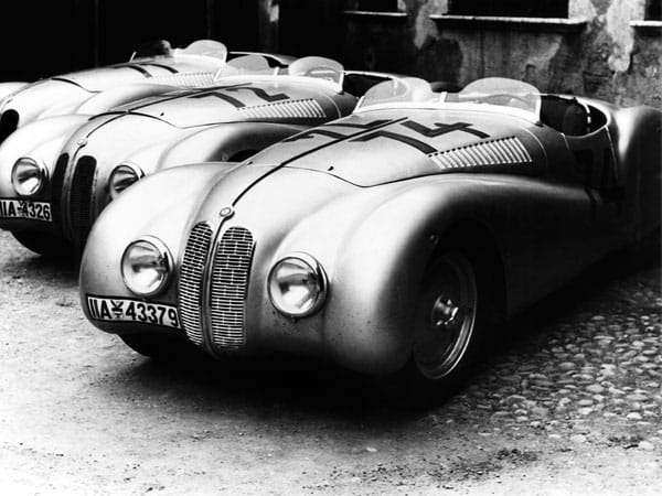 1937 - BMW 328: Der BMW 328 Roadster war zu seiner Zeit ein absoluter Traumsportwagen. Angetrieben von einem 2-Liter-6-Zylinder-Reihenmotor erreichte der Roadster eine Spitzengeschwindigkeit von 150km/h. (
