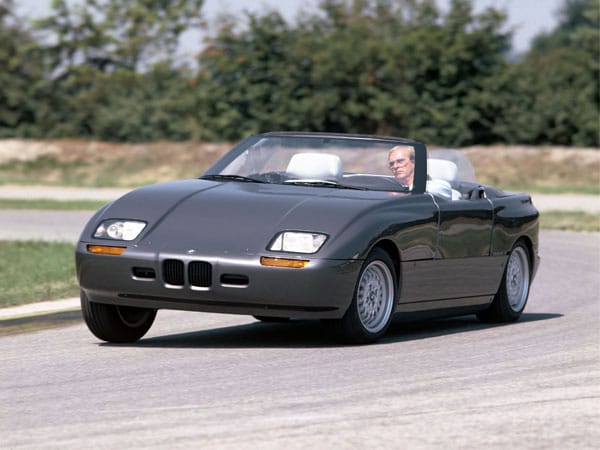 1989 - BMW Z1: Nur 8.000 Exemplare des 170 PS starken Roadsters verließen während des zwei Jahre dauernden Produktionszeitraum das Werk. Ein besonderes Merkmal waren die in den Seitenschwellern versenkbaren Türen. (