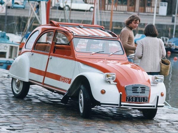 1949 - Citroën 2CV: Die "Ente" ist eines der populärsten Automobile des Herstellers Citroën. Dank des günstigen Anschaffungspreises und den geringen Unterhaltskosten war sie besonders bei Studenten sehr beliebt. (