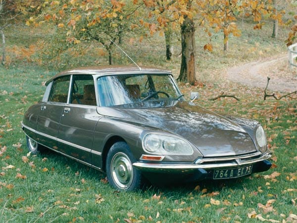 1955 - Citroen DS: Die DS war ein Oberklassemodell des französischen Autobauers Citroen, die bis 1975 produziert wurde. Technisch gesehen war sie ihrer Zeit weit voraus, da sie u.a. hydropneumatische Federung, Kurvenlicht und Niveauregulierung verfügte. Sie wird auch, abgeleitet vom französischen "la déesse", die Göttin genannt. (