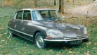 1955 - Citroen DS: Die DS war ein Oberklassemodell des französischen Autobauers Citroen, die bis 1975 produziert wurde. Technisch gesehen war sie ihrer Zeit weit voraus, da sie u.a. hydropneumatische Federung, Kurvenlicht und Niveauregulierung verfügte. Sie wird auch, abgeleitet vom französischen "la déesse", die Göttin genannt. (