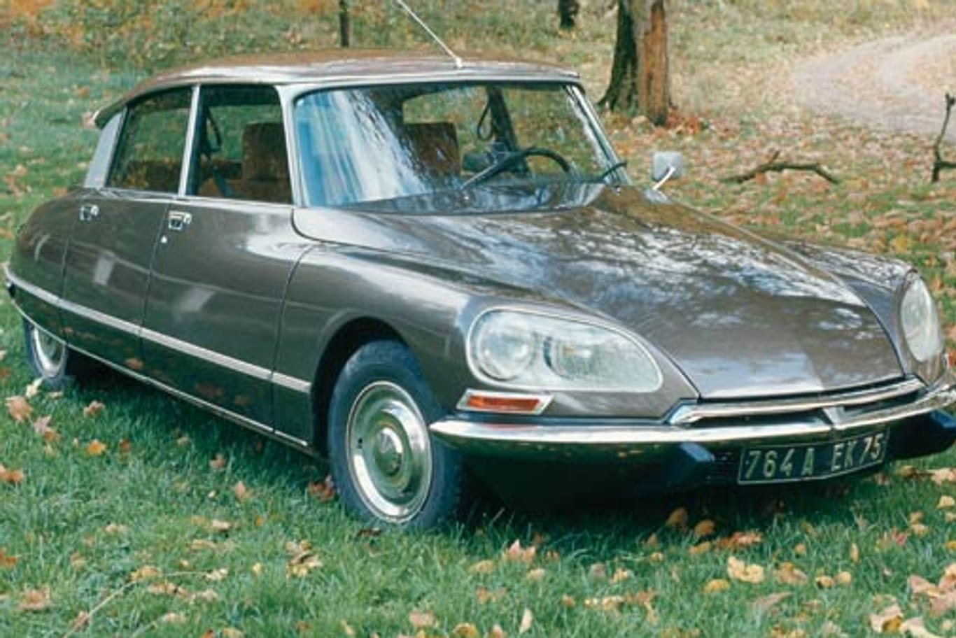 1955 - Citroen DS: Die DS war ein Oberklassemodell des französischen Autobauers Citroen, die bis 1975 produziert wurde. Technisch gesehen war sie ihrer Zeit weit voraus, da sie u.a. hydropneumatische Federung, Kurvenlicht und Niveauregulierung verfügte. Sie wird auch, abgeleitet vom französischen "la déesse", die Göttin genannt. (
