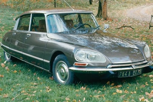 1955 - Citroen DS: Die DS war ein Oberklassemodell des französischen Autobauers Citroen, die bis 1975 produziert wurde. Technisch gesehen war sie ihrer Zeit weit voraus, da sie u.a. hydropneumatische Federung, Kurvenlicht und Niveauregulierung verfügte. Sie wird auch, abgeleitet vom französischen "la déesse", die Göttin genannt. (