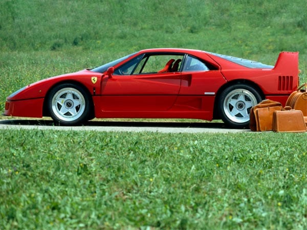 1987 - Ferrari F40: Anlässlich des 40-jährigen Firmenjubiläums wurde dieser Supersportwagen entwickelt. Er verfügte über eine 3 Liter-V8 mit 479 PS. Zum Zeitpunkt der Präsentation war der F40 der bis dahin stärkste Ferrari für den Straßeneinsatz. (