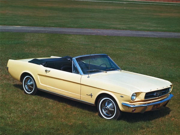1964 - Ford Mustang: Mit dem Mustang gelang Ford besonders in den USA ein großer Wurf. Alleine in der ersten Generation wurden über 1,2 Millionen Fahrzeuge produziert. (