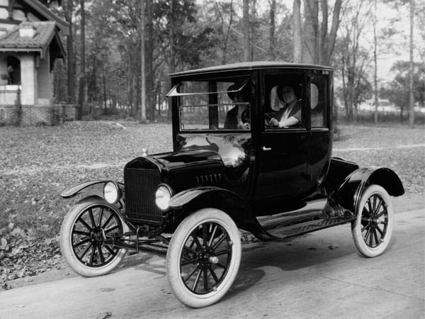 1908 - Ford Modell T: Das liebevoll "Tin Lizzy" genannte Modell T war das erste Automobil das auf einem Fließband gefertigt wurde. Dadurch konnte der Verkaufspreis von 850 $ um über 50% gesenkt werden. Bis 1972 war die Tin Lizzy mit 15 Mio. Einheiten das meistverkaufte Auto der Welt, wurde dann aber vom VW Käfer überholt. (