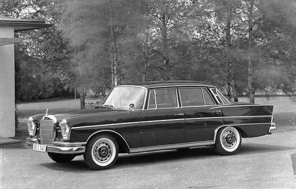 1962 - Mercedes-Benz W 112: Die offizielle Bezeichnung des Oberklassenmodells lautet 300 SE. Es ist das Topmodell der "Heckflossen"-Baureihe. Auch technisch hatte das Fahrzeug mit leistungsstarkem Alu-6-Zylinder, 4-Gang-Automatik, Luftfederung und Servolenkung einiges zu bieten und stellte damals so den "Stand des Machbaren" dar. Heute ist der 300 SE ein begehrtes Sammlerobjekt. (