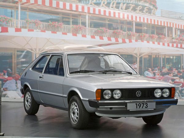 1973 - VW Scirocco: Das dreitürige Sportcoupé basierte in den ersten beiden Generationen auf der Plattform des Golf I. Gebaut wurde er bei Karmann in Osnabrück. (