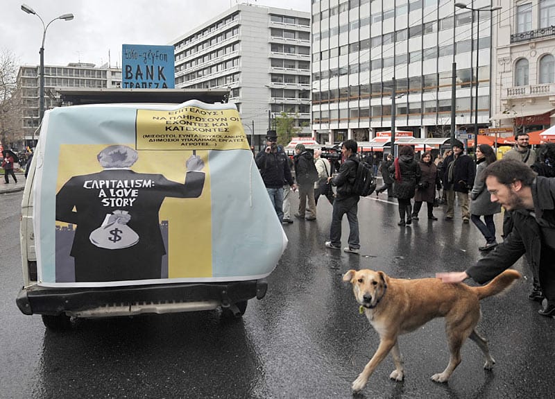 Der Athener "Riot Dog“ taucht auf fast jeder Demonstration in der Hauptstadt auf und stürzt sich unerschrocken in das Getümmel. ( Der Athener "Riot Dog“ taucht auf fast jeder Demonstration in der Hauptstadt auf und stürzt sich unerschrocken in das Getümmel. (