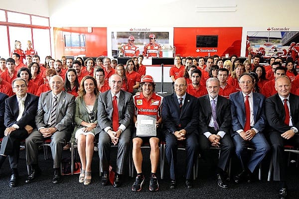 Die spanische Santander-Bank, als Sponsor von Ferrari in der Formel 1 engagiert, hat gemeinsam mit Fernando Alonso 100 Formel-Santander-Stipendien vergeben. Ausgewählt wurde aus 2.000 Kandidaten. Jedes der Universitäts-Stipendien ist 5.000 Euro wert.