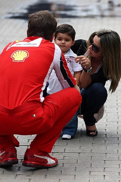 Klein-Felipe ("Felipinho") lässt sich von Papas Renningenieur Rob Smedley erklären, wie ein Formel-1-Auto funktioniert - früh übt sich! Ob Mama Rafaela Massa begeistert wäre, wenn auch ihr Sohn eines Tages Rennen fahren möchte?
