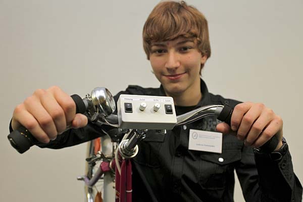 Der Schüler des Apian-Gymnasiums Ingolstadt, Andreas Finkenzeller, präsentiert die auf einem Rad montierte Fahrrad-Heizung. (Quelle: dpa,