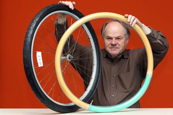 Der Erfinder Dieter Ortwein präsentiert seinen pannenfreien Fahrradreifen. (Quelle: dpa,