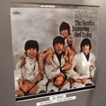 Eine der teuersten Platten der Welt: The Beatles "Yesterday and Today" Butcher Cover von 1966. Das skandalträchtige Original-"Butcher"-Cover wurde von der Plattenfirma mit einem neuen Cover überklebt und später vom Sammler wieder abgelöst. Originalverpackt beträgt der Wert der Platte etwa 22.000 Euro.