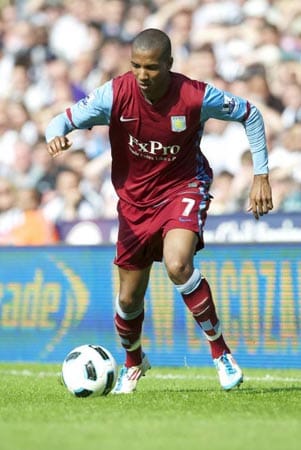 Auch Flügelflitzer Ashley Young spielt ab sofort im "Theatre of Dreams". Der 26-Jährige unterschieb bei Manchester einen Fünfjahresvertrag. Aston Villa darf sich über eine Ablösesumme von 18 Millionen Euro freuen.
