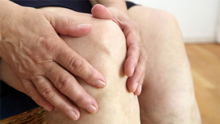 Ein Mann hält sein Knie: Knieschmerzen entstehen meist durch falsche Belastung.