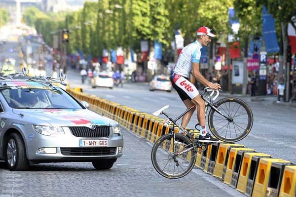 Zum Schluss noch die Verkehrsnachrichten: Auf dem Champs Élysées könnte ihnen auf Höhe der Mittelleitplanke ein Falschfahrer entgegenkommen. Fahren sie äußert rechts und überholen Sie nicht. (