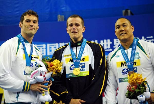 Preisfrage: Welcher dieser drei Schwimmer hat bei der Siegerehrung als einziger keinen Plüschhasen geschenkt bekommen? (
